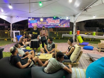 מבלים ב"אוהל" המושקע: מאות בני נוער מרחבי לוד גודשים את המתחם הלילי