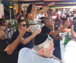 יאסו ב'כיכר קומנדו': מאות תושבי לוד קיבלו את השבת עם טברנה יוונית