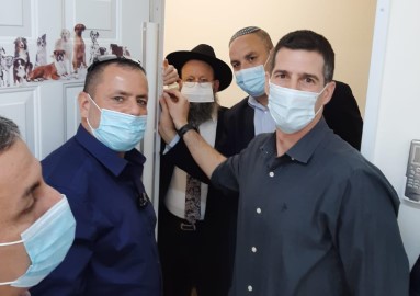 באירוח הווטרינר החדש: ראש העיר לוד ורב העיר הנכנס ביקרו במחלקה הווטרינרית