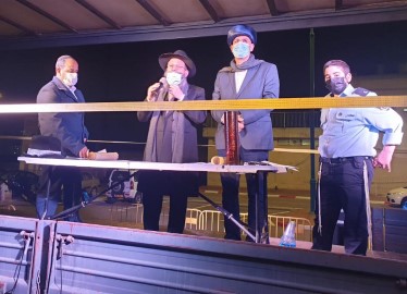 ב'דרייב-אין' ברחבת האצטדיון העירוני: רבה החדש של לוד קרא את המגילה לתושבים