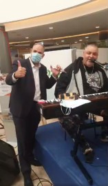 טעימה לקראת חזרה לשגרה: הזמר ארקדי דוכין בהופעה פרטית למתחסנים בהיכל התרבות בלוד