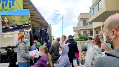 בשיתוף עיריית לוד וקק"ל: משאית החגיגה של ט"ו בשבט הפתיעה את התושבים
