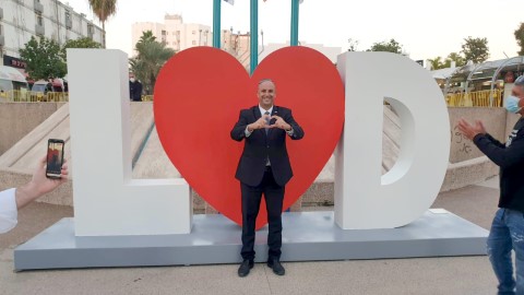 מאירים ואוהבים את לוד: ראש העיר הדליק נר חנוכה וחשף מיצב אהבה חדש ללוד