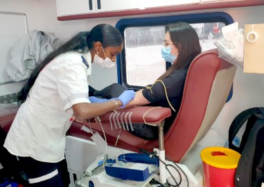 עוזרים להציל חיים: עובדי עיריית לוד תרמו דם ב'כיכר קומנדו'