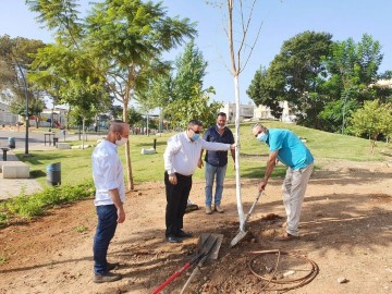 ראש העיר לוד נטע עץ בפארק 'קהילות ישראל': "ממשיכים את הגל הירוק – ולא רק בקורונה!"