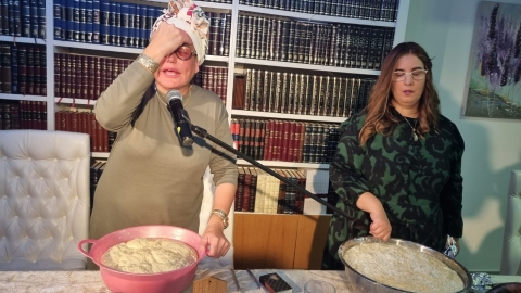 כל אחת בביתה: מאות מנשות לוד ערכו ביחד הפרשת חלה לשלום עם ישראל