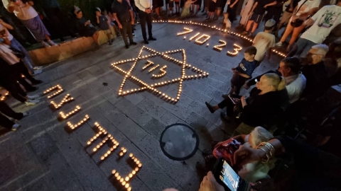 עם מגן דוד ותאריך הטרור: בלוד הודלקו נרות נשמה לזכרם של מעל 1,400 נרצחי הטבח בשמחת תורה