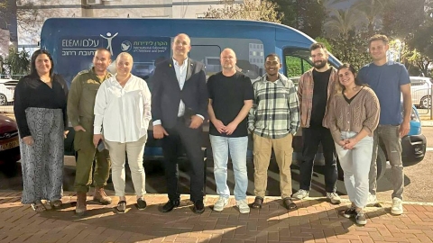 היו ב'עלם': ראש העיר לוד ואנשי הרווחה סיירו בניידת הלילית הפועלת עם הנוער – והתרשמו לטובה