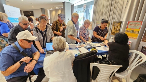 200 ניצולי שואה בלוד נחשפו למידע ומיצוי זכויות והשתתפו בהרצאה והופעה בהיכל התרבות