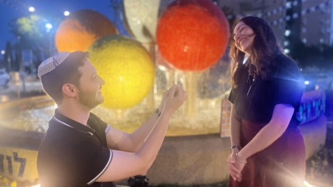 ענתה כן או לוד: הצעת נישואים מיוחדת בכיכר הכדורים לוד