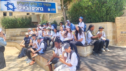 סיור בעתיקה, תפילה והופעה: מזל טוב ל-500 בני ובנות המצווה מלוד שחגגו בכותל המערבי בירושלים