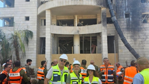 משלחת מחמ"ל החירום של עיריית לוד סיירה בזירת נפילת הטיל האיראני בפתח תקווה