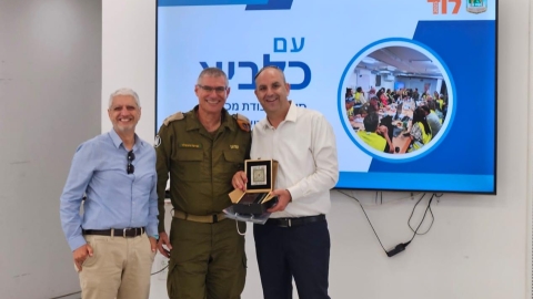 אות הוקרה למיקי וינקלר -מפקד יקל"ר פיקוד העורף בלוד שסיים 632 ימי מילואים