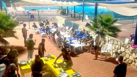 הנהלת הבריכה העירונית "טוהר המים" הקדישה ערב פינוק ללוחמים הגיבורים