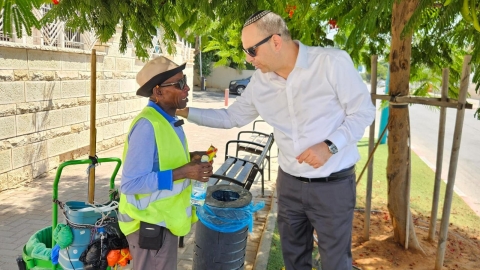 ביום הכי חם: מים קרים, ארטיקים ויום מקוצר לעובדי הניקיון והגינון בלוד