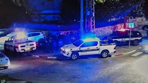 עבר על החוק – תועד ונתפס: קנס כספי ואזהרה לתושב לוד שהדליק כוורת זיקוקין בשכונת רמת אשכול