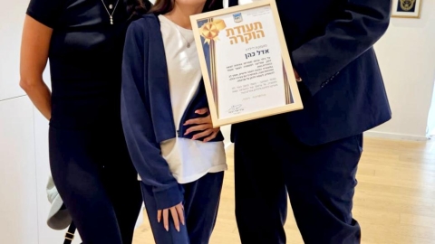 ילדה אחת שעשתה שינוי גדול: אדל כהן מלוד קיבלה תעודת הוקרה מראש העיר על גילוי ערנות ואומץ לב