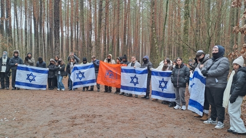 הדגל של לוד הונף בגאווה במסע תיכון דרכא למחנות ההשמדה בפולין 