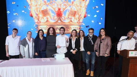 כבוד עצום ללוד: תלמיד קידום נוער תוכנית היל"ה הוכתר כחתן התנ"ך המחוזי לשנת תשפ"ו