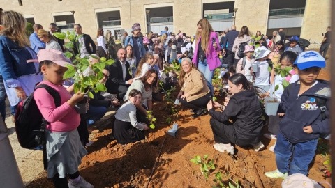 בשער המדינה עם שרת התחבורה: תלמידי לוד נטעו שורשים ועתיד בנמל תעופה בן גוריון