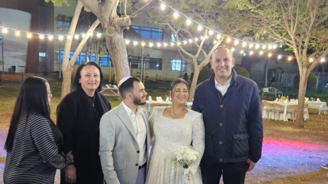 נלחמים ומתחתנים: חתונת חיילי צה"ל התקיימה בחורשת תיכון דרכא בלוד