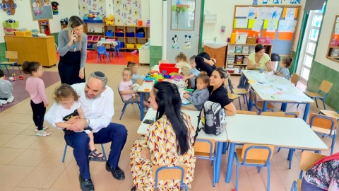 השתבץ כאחת הסייעות: ראש העיר לוד ייקח חלק בסיוע פעילות ההפגה בגני הילדים