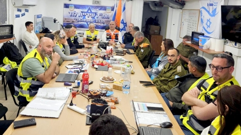 שומרים על העיר גם בחג: צוותי החירום של עיריית לוד נערכים לחגוג את ליל הסדר בחמ"ל העירוני