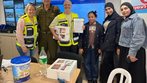 חלות, שוקולד והוקרה: נוער יהודי וערבי מלוד במחווה מרגשת לצוותי החמ"ל