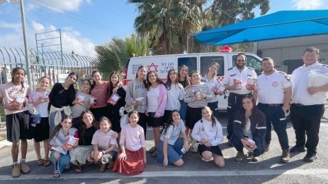 עם שי מתוק וחיוך: הנוער של לוד חיבק את כוחות הביטחון וההצלה שפועלים סביב השעון