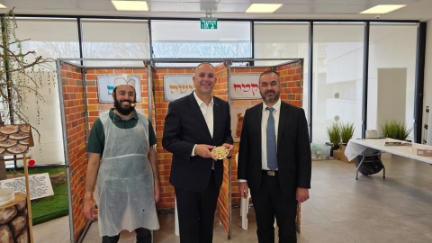 חגיגה של חינוך ומסורת בלוד: מעל אלף מילדי העיר אפו מצות לקראת הפסח