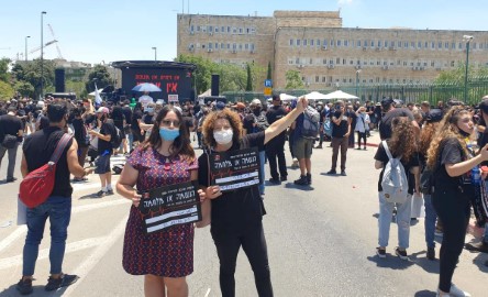 "תנו לנו לנשום": מנהלות התרבות בעיר לוד הפגינו עם האלפים להחזרת מופעי התרבות בישראל