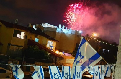למרות הסערה הארצית: תושבי לוד נהנו ממופע זיקוקין מ-5 מוקדים ברחבי העיר