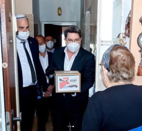 דוגמא אישית: שר הרווחה וראש העיר לוד בחלוקת מנות מזון עד פתח הבית