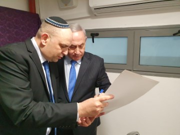 נתניהו, רביבו והרב איתן שנרב חתמו על מגילת היסוד לשכונת "מצפה רנה" בלוד לזכרה של רנה שנרב הי”ד