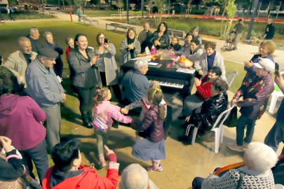 מוזיקה מחברת: עשרות תושבים באירוע השקת 'פסנתר רחוב' בגני אביב בלוד