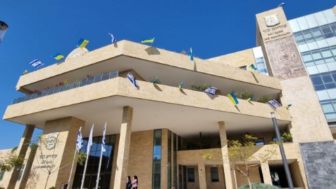 בניין עיריית לוד הואר בכחול-צהוב כאות הזדהות עם הקהילה היהודית באוקראינה
