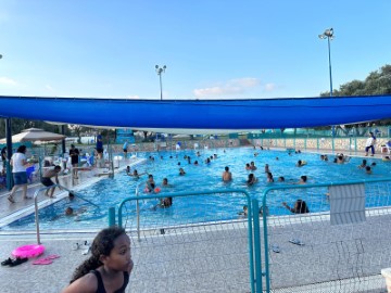 יום כיף למאות מתושבי לוד בבריכת השחייה ״טוהר המים״