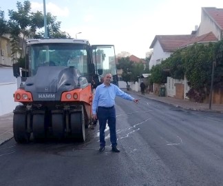 גם בגשמים ממשיכים בעשייה: כביש חדש בשכונת נווה נוף בלוד