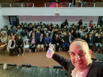 הפתעה לראש העיר בערב הוקרה לסטודנטים בלוד: עשרה זוגות שהתחתנו השנה – נשארו לגור בעיר!