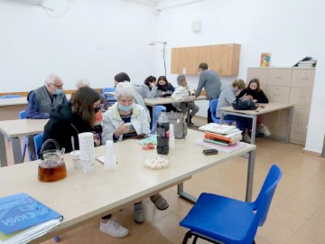 קשר רב דורי בלוד: התלמידות הצעירות מלמדות את המבוגרים להתנהל בעידן הטכנולוגי
