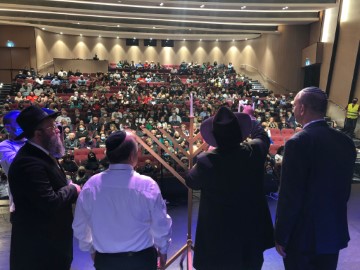 חג החנוכה בלוד בסימן אחדות: מחווה מרגשת בין הרבנים שהתמודדו לרבנות העיר
