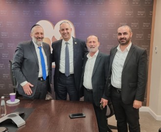 למען ציבור בני התורה הספרדים בלוד: ראש העיר, רב העיר, נציג ש"ס ומנהל תחום חרדים נפגשו עם הרב אריה דרעי